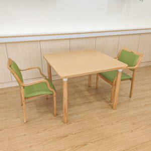 適老化圓角方桌，實木餐桌椅組，安養機構社區餐廳四位座方形桌：圖片 3